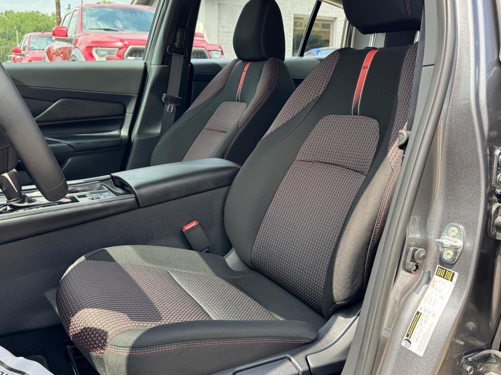 Nissan Sentra Vehicle Full-screen Gallery Image 11