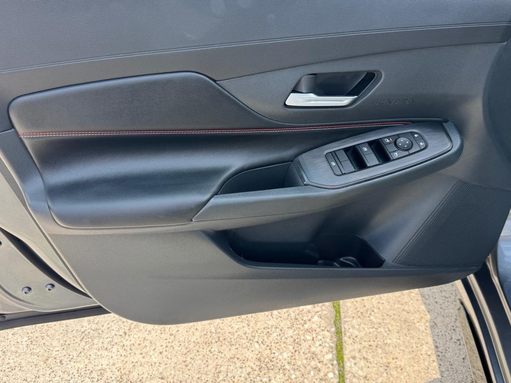 Nissan Sentra Vehicle Full-screen Gallery Image 12