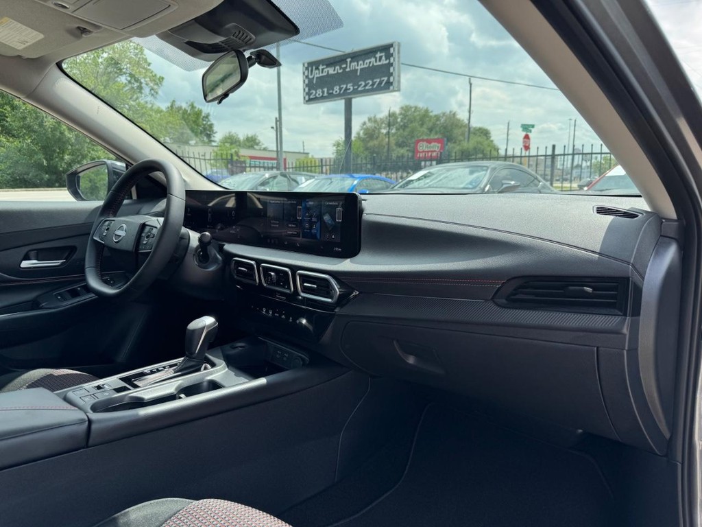 Nissan Sentra Vehicle Full-screen Gallery Image 13