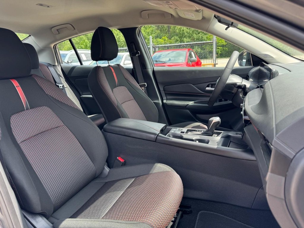 Nissan Sentra Vehicle Full-screen Gallery Image 14