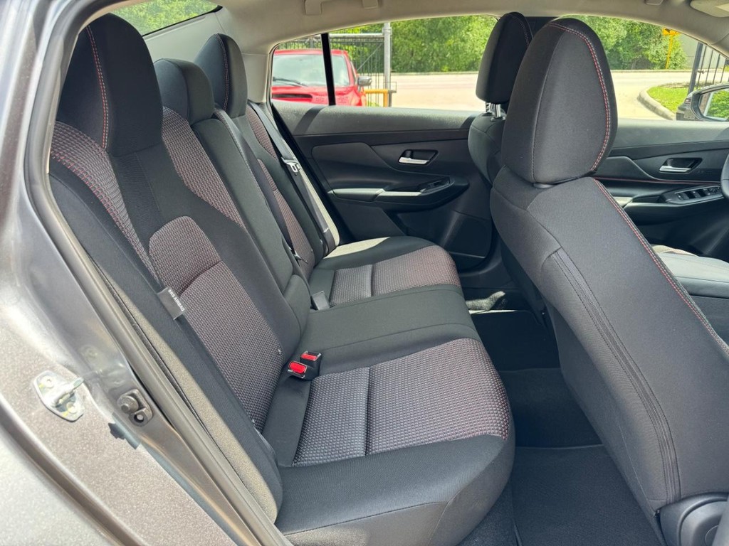 Nissan Sentra Vehicle Full-screen Gallery Image 16