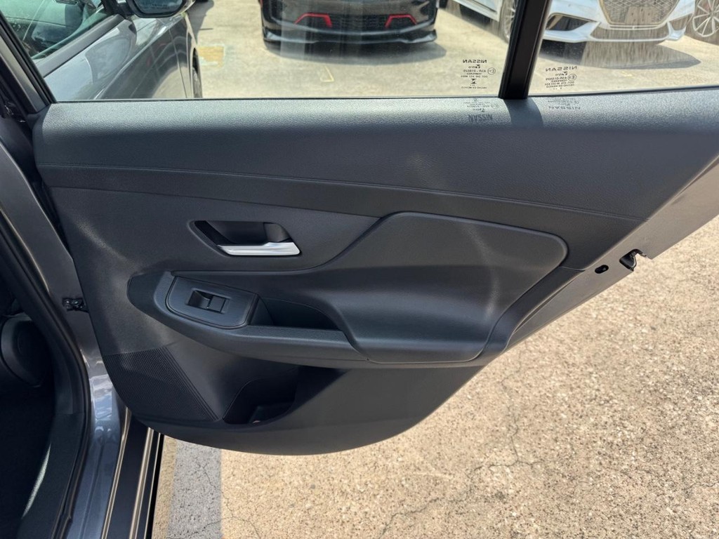 Nissan Sentra Vehicle Full-screen Gallery Image 17