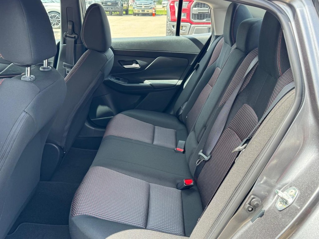 Nissan Sentra Vehicle Full-screen Gallery Image 18