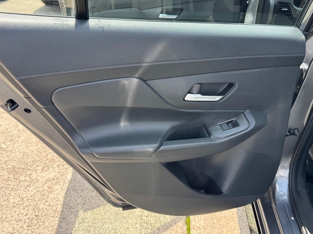 Nissan Sentra Vehicle Full-screen Gallery Image 19