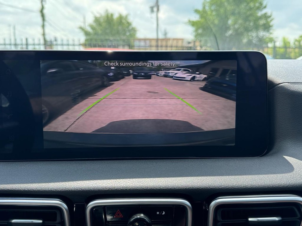 Nissan Sentra Vehicle Full-screen Gallery Image 23