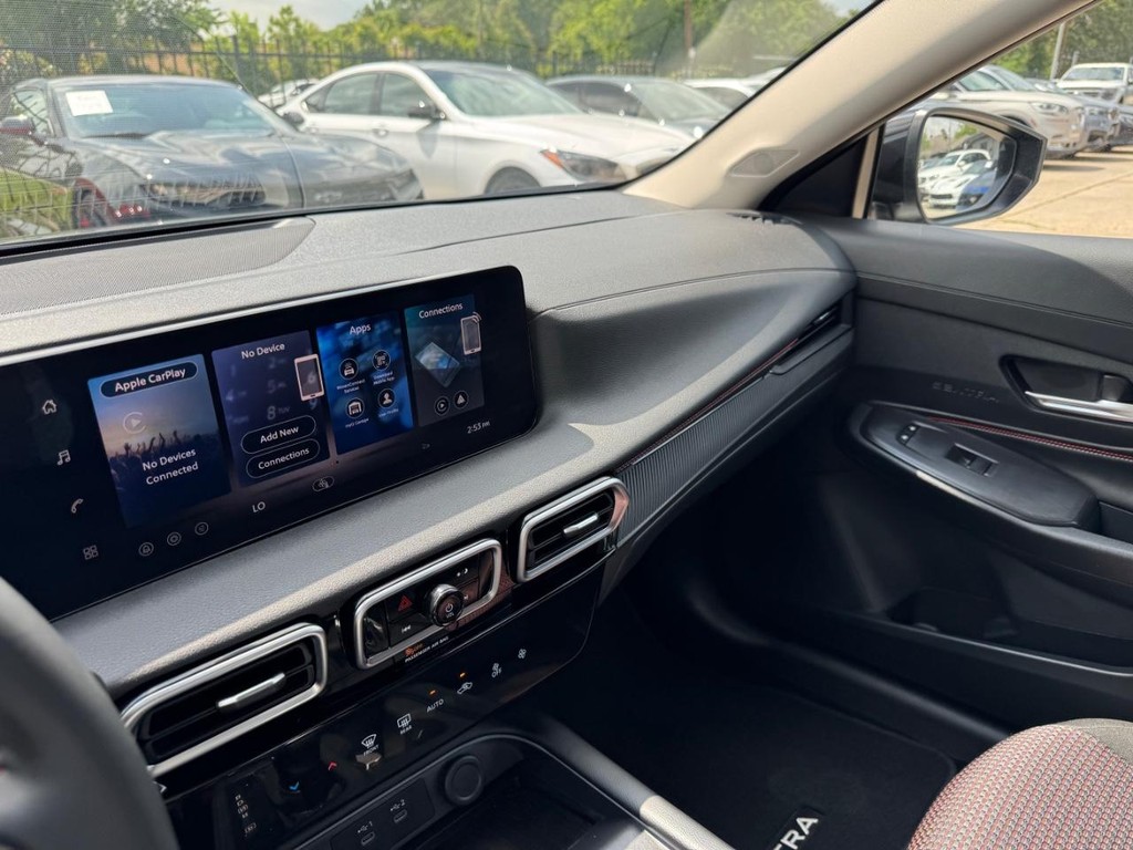 Nissan Sentra Vehicle Full-screen Gallery Image 24