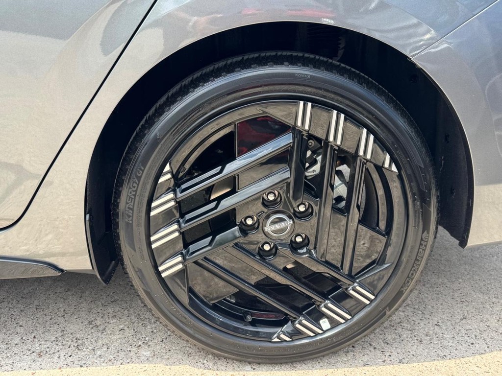 Nissan Sentra Vehicle Full-screen Gallery Image 26