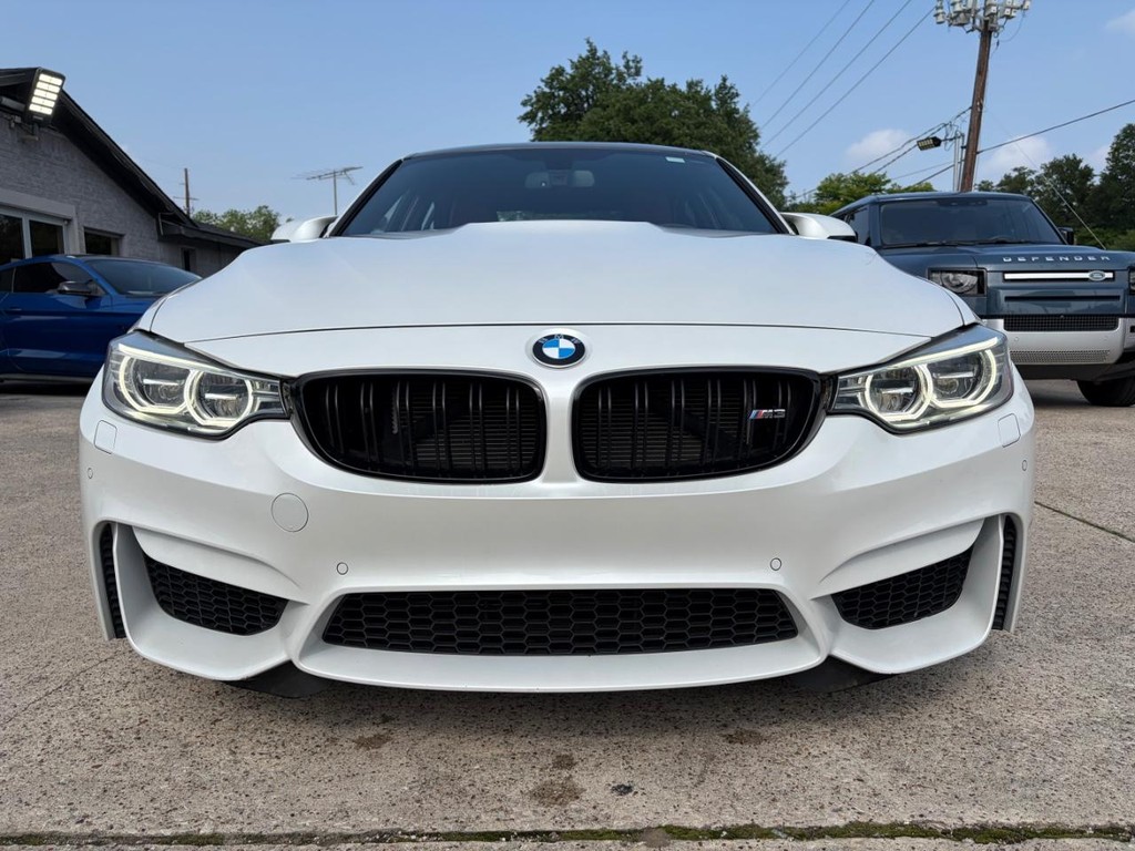 BMW M3 Vehicle Full-screen Gallery Image 02