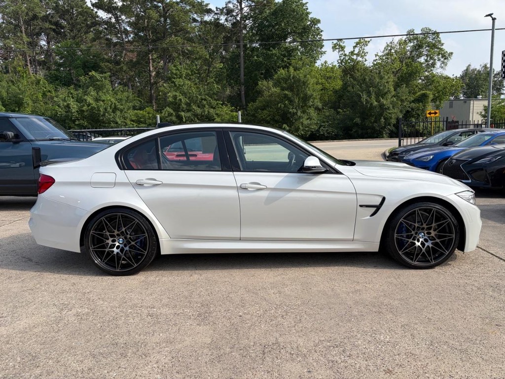 BMW M3 Vehicle Full-screen Gallery Image 05
