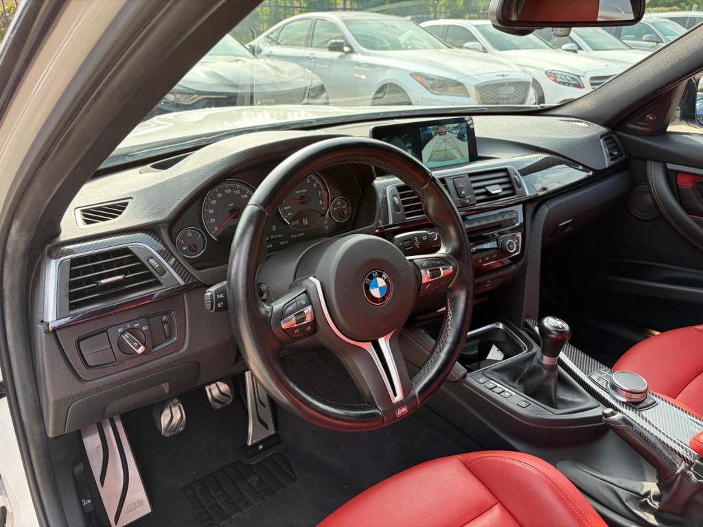 BMW M3 Vehicle Full-screen Gallery Image 10