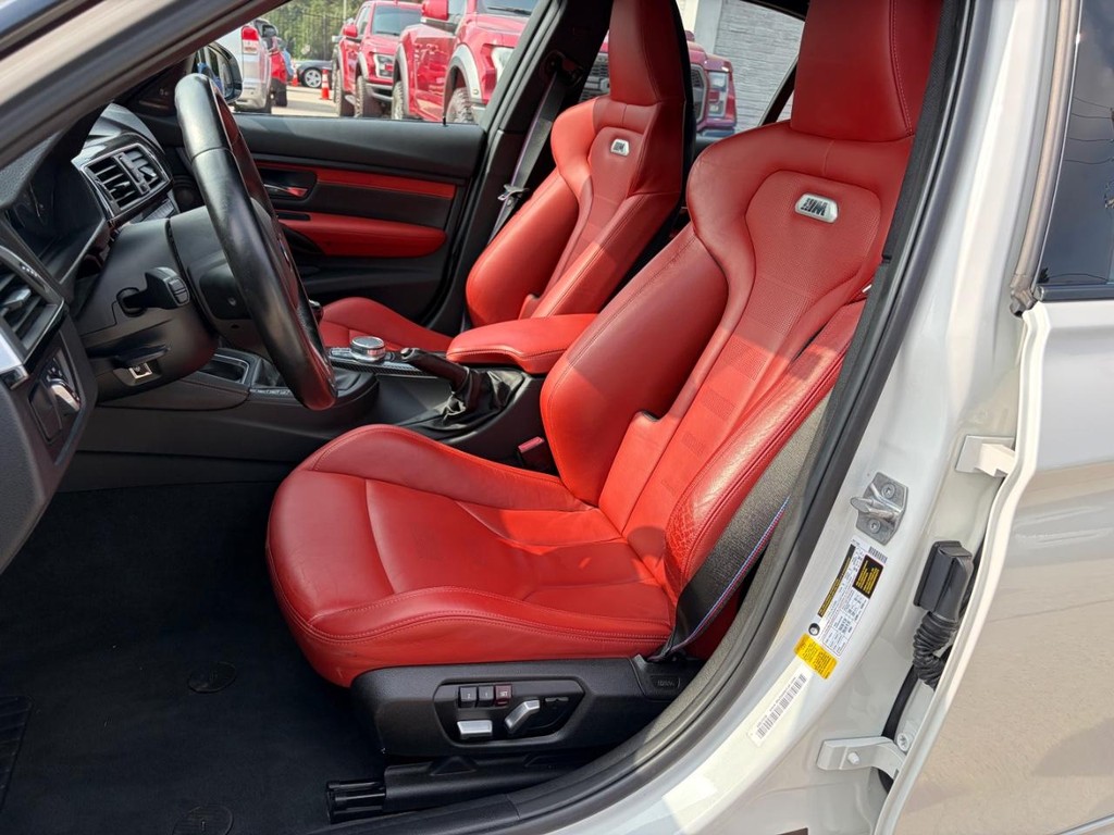 BMW M3 Vehicle Full-screen Gallery Image 11