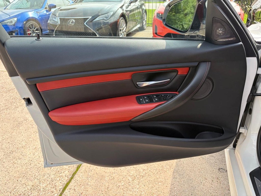 BMW M3 Vehicle Full-screen Gallery Image 12