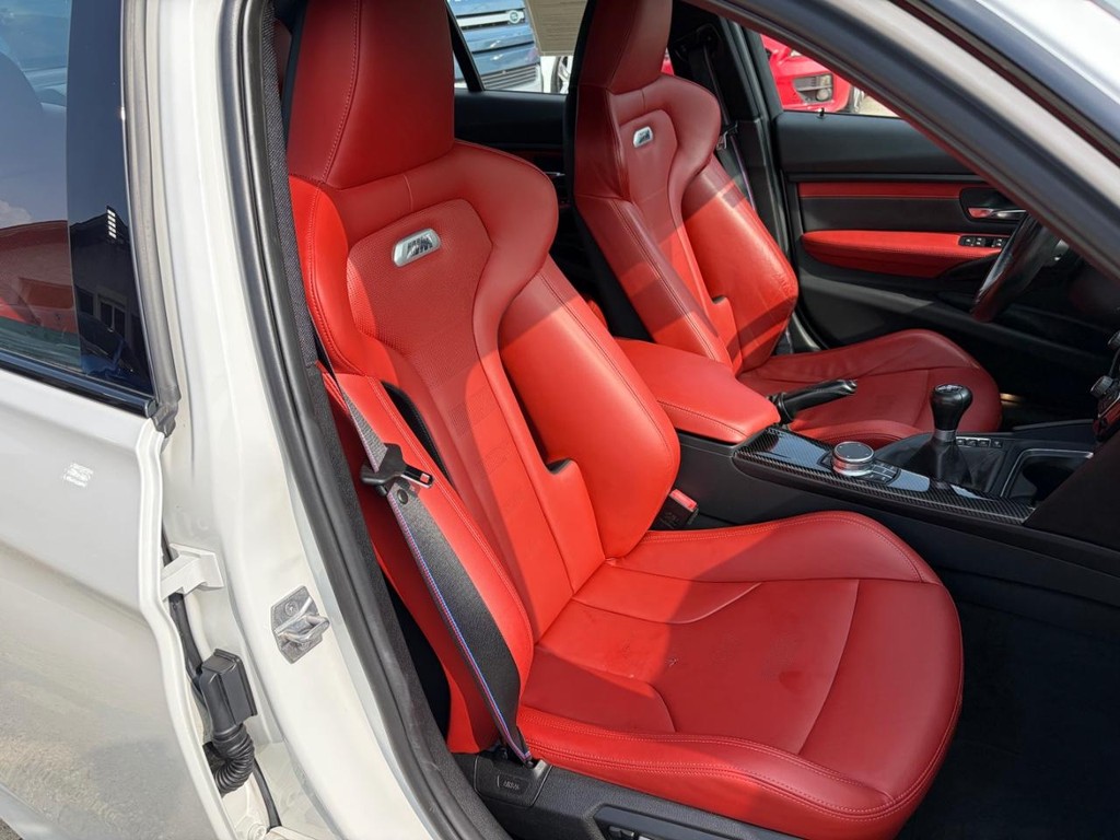 BMW M3 Vehicle Full-screen Gallery Image 14