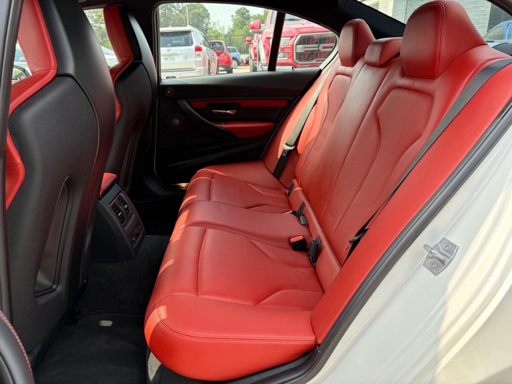 BMW M3 Vehicle Full-screen Gallery Image 16