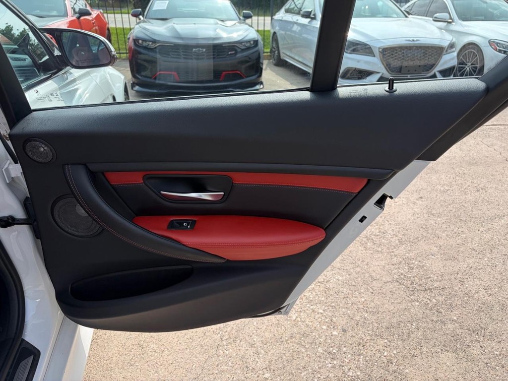 BMW M3 Vehicle Full-screen Gallery Image 17