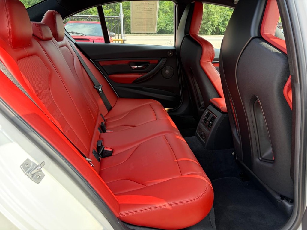 BMW M3 Vehicle Full-screen Gallery Image 18