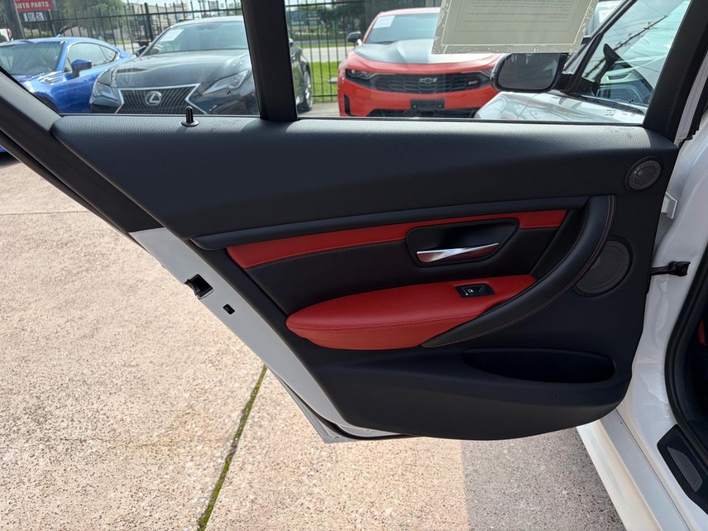 BMW M3 Vehicle Full-screen Gallery Image 19