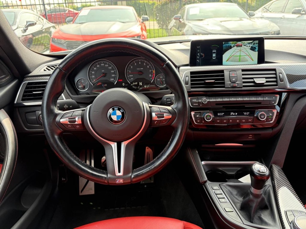 BMW M3 Vehicle Full-screen Gallery Image 20