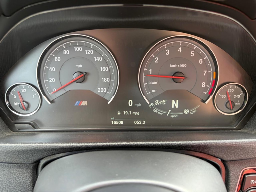 BMW M3 Vehicle Full-screen Gallery Image 21