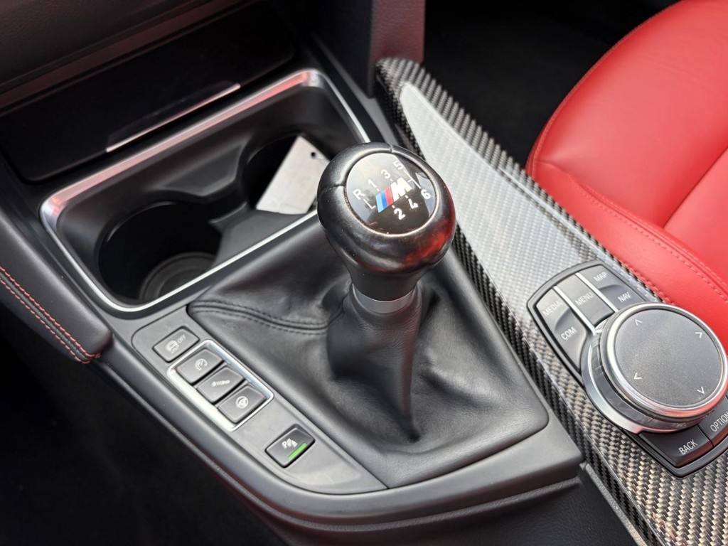 BMW M3 Vehicle Full-screen Gallery Image 24