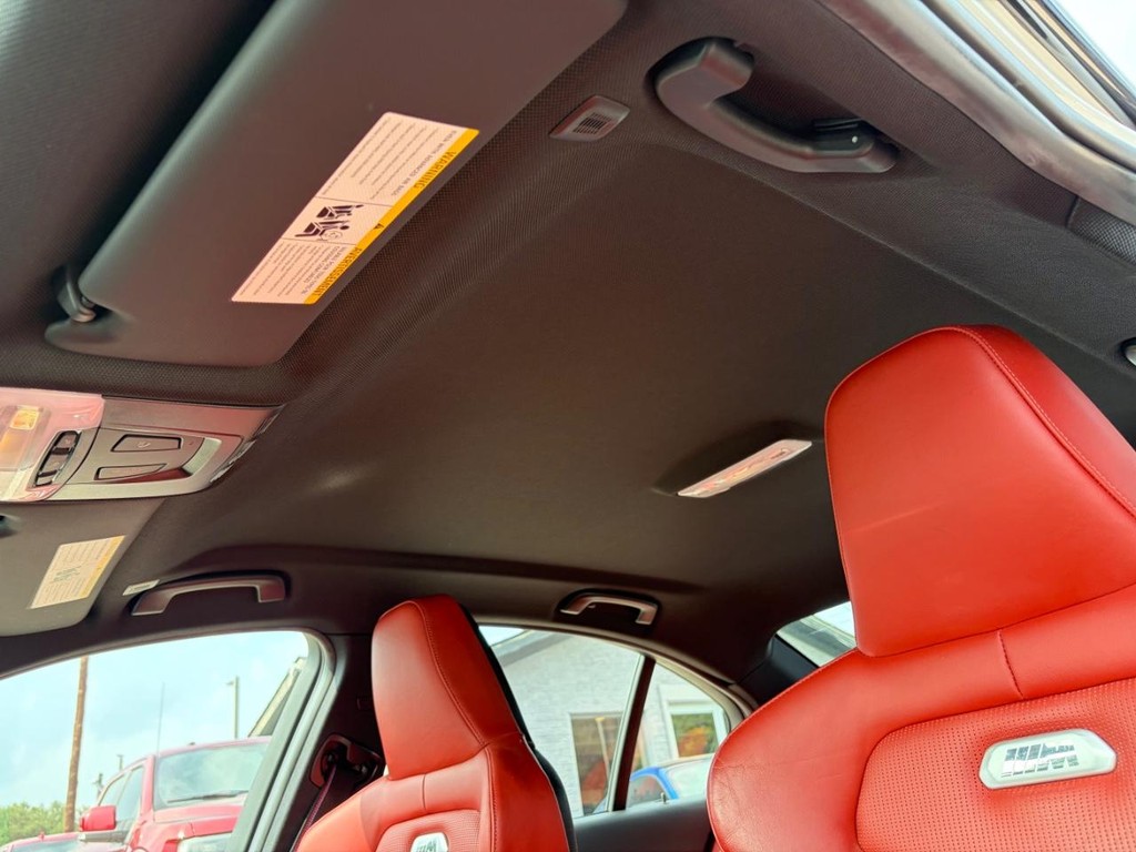 BMW M3 Vehicle Full-screen Gallery Image 26