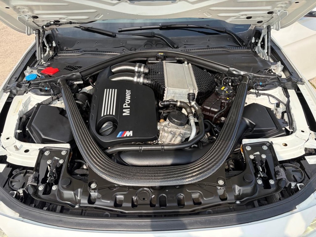 BMW M3 Vehicle Full-screen Gallery Image 29