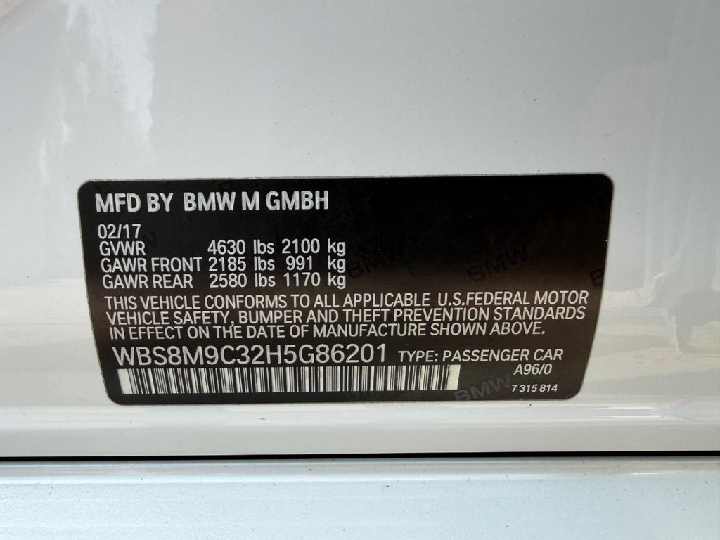 BMW M3 Vehicle Full-screen Gallery Image 30