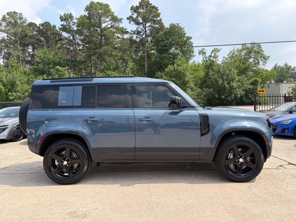 Land Rover Defender Vehicle Full-screen Gallery Image 05