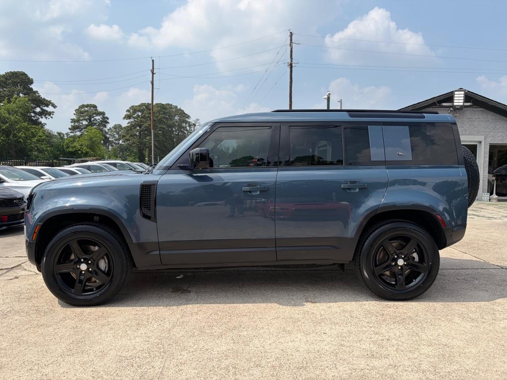 Land Rover Defender Vehicle Full-screen Gallery Image 09