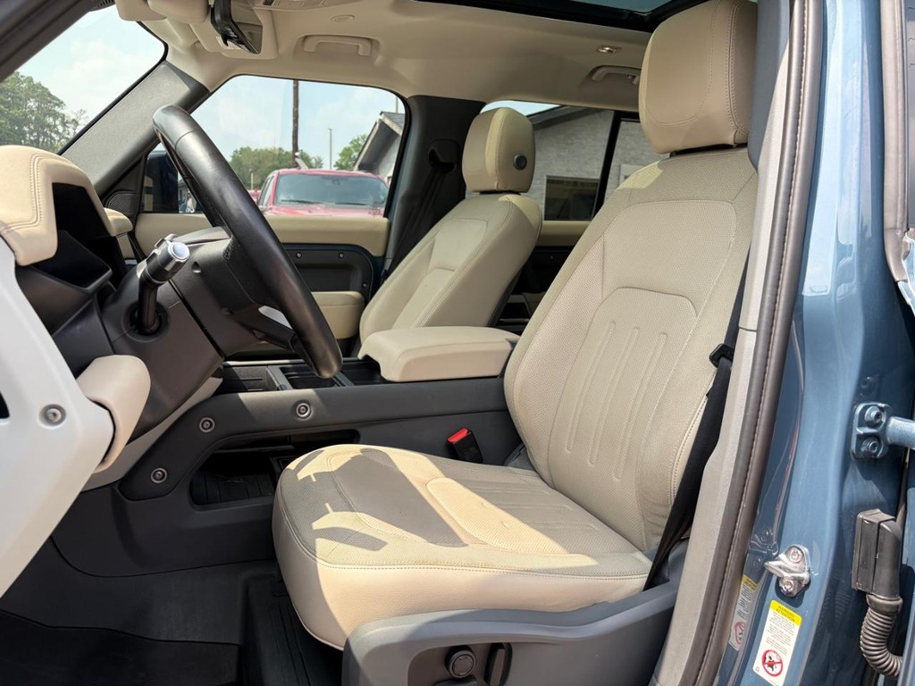 Land Rover Defender Vehicle Full-screen Gallery Image 11