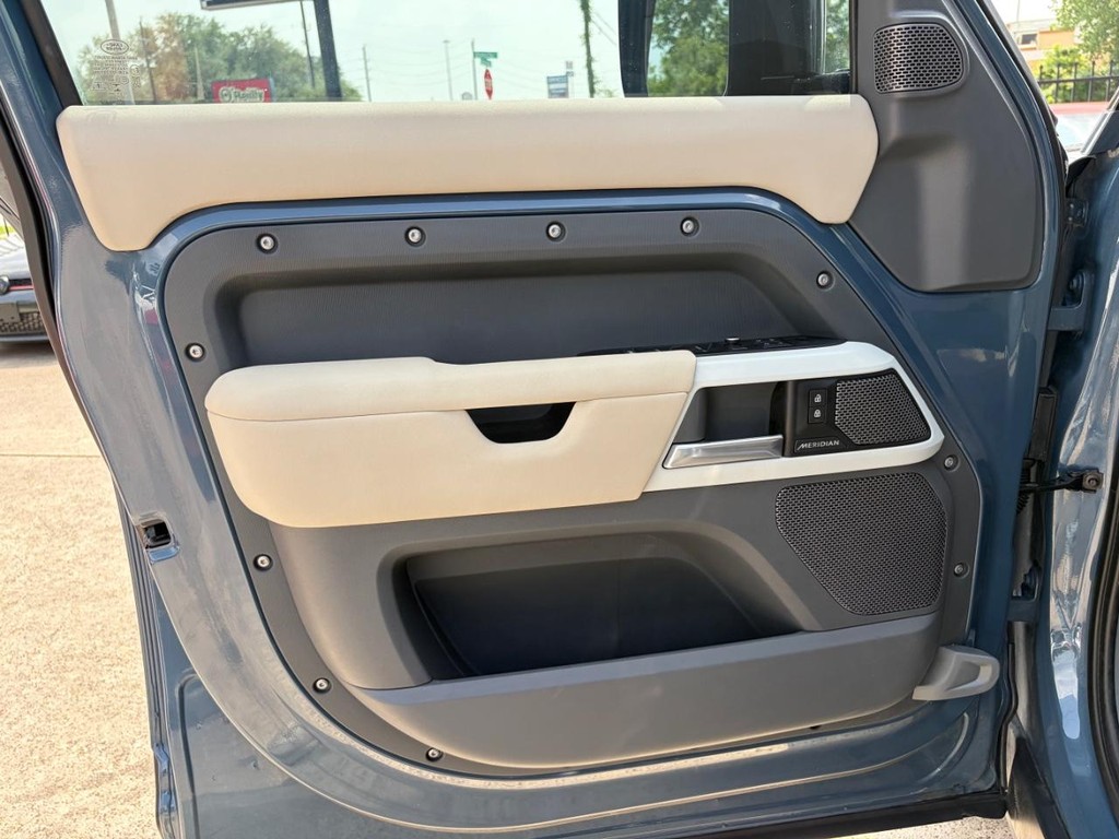 Land Rover Defender Vehicle Full-screen Gallery Image 12