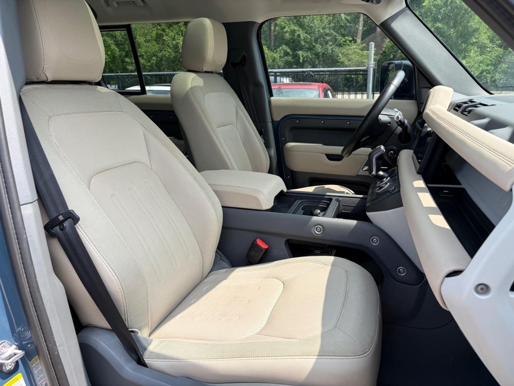 Land Rover Defender Vehicle Full-screen Gallery Image 14