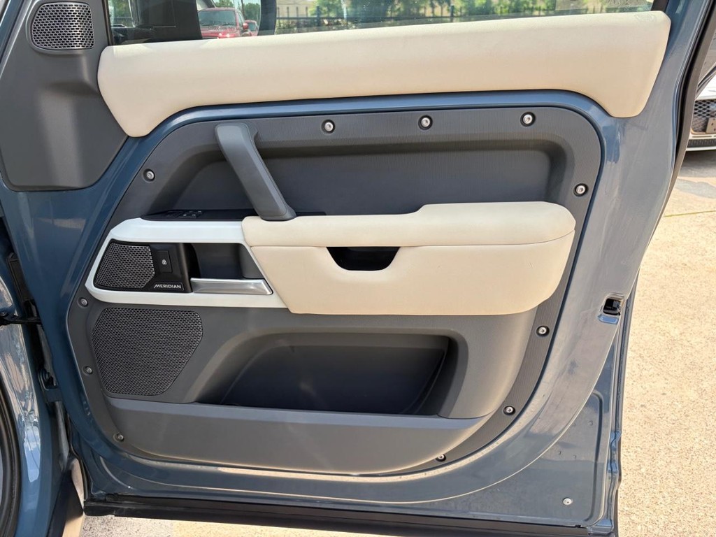 Land Rover Defender Vehicle Full-screen Gallery Image 15