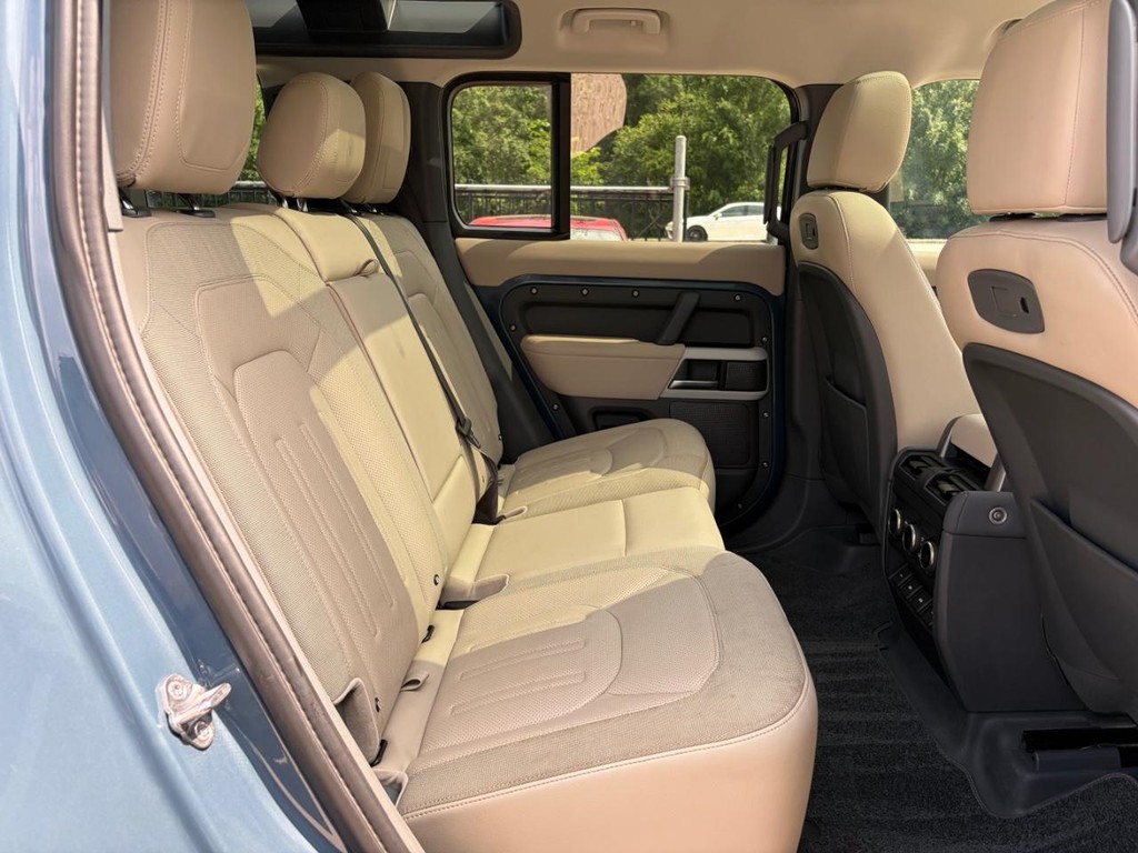 Land Rover Defender Vehicle Full-screen Gallery Image 16