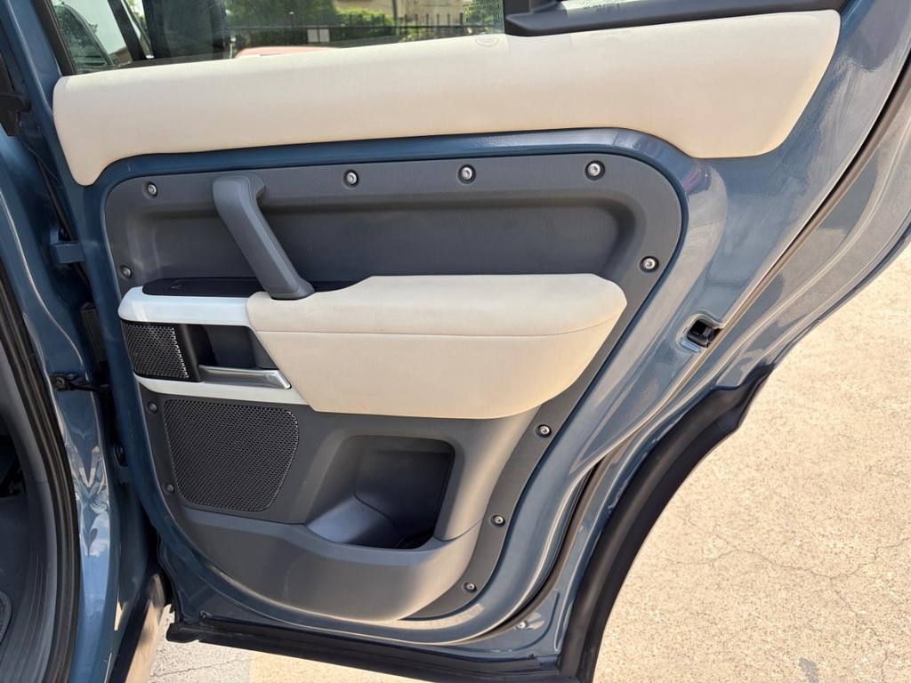 Land Rover Defender Vehicle Full-screen Gallery Image 17