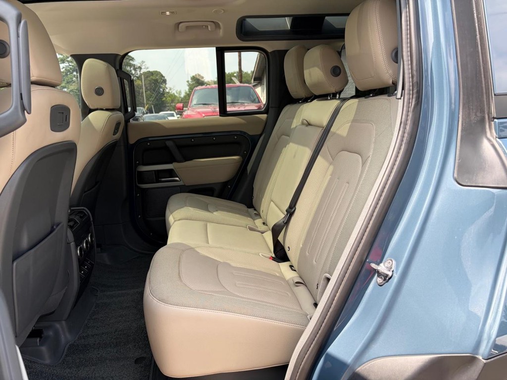 Land Rover Defender Vehicle Full-screen Gallery Image 18