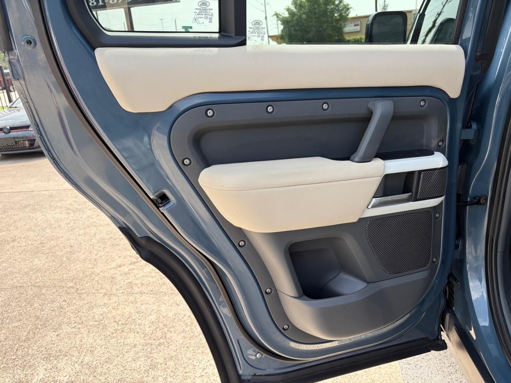 Land Rover Defender Vehicle Full-screen Gallery Image 19