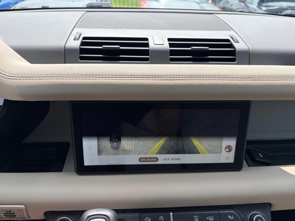 Land Rover Defender Vehicle Full-screen Gallery Image 23