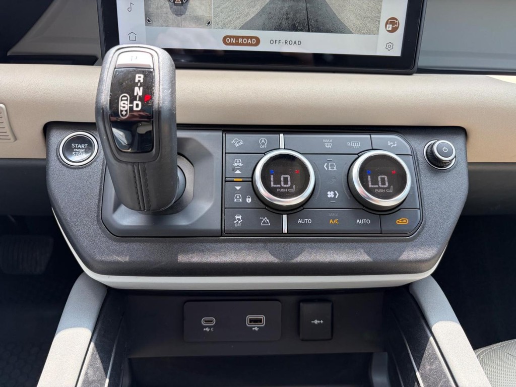 Land Rover Defender Vehicle Full-screen Gallery Image 24