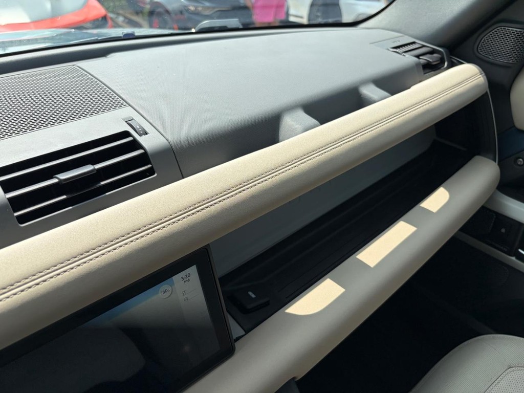 Land Rover Defender Vehicle Full-screen Gallery Image 25