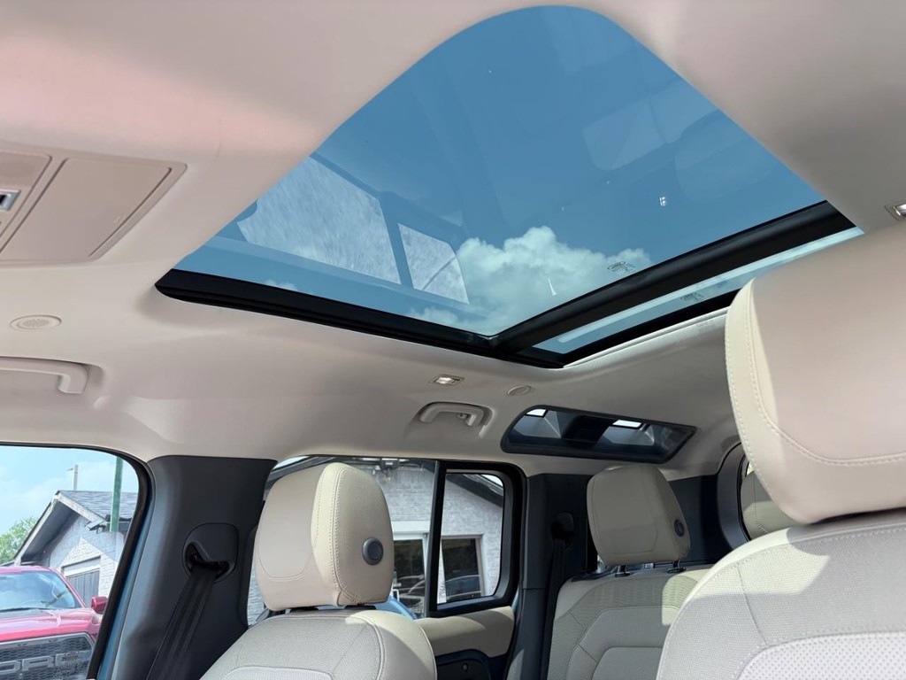 Land Rover Defender Vehicle Full-screen Gallery Image 26