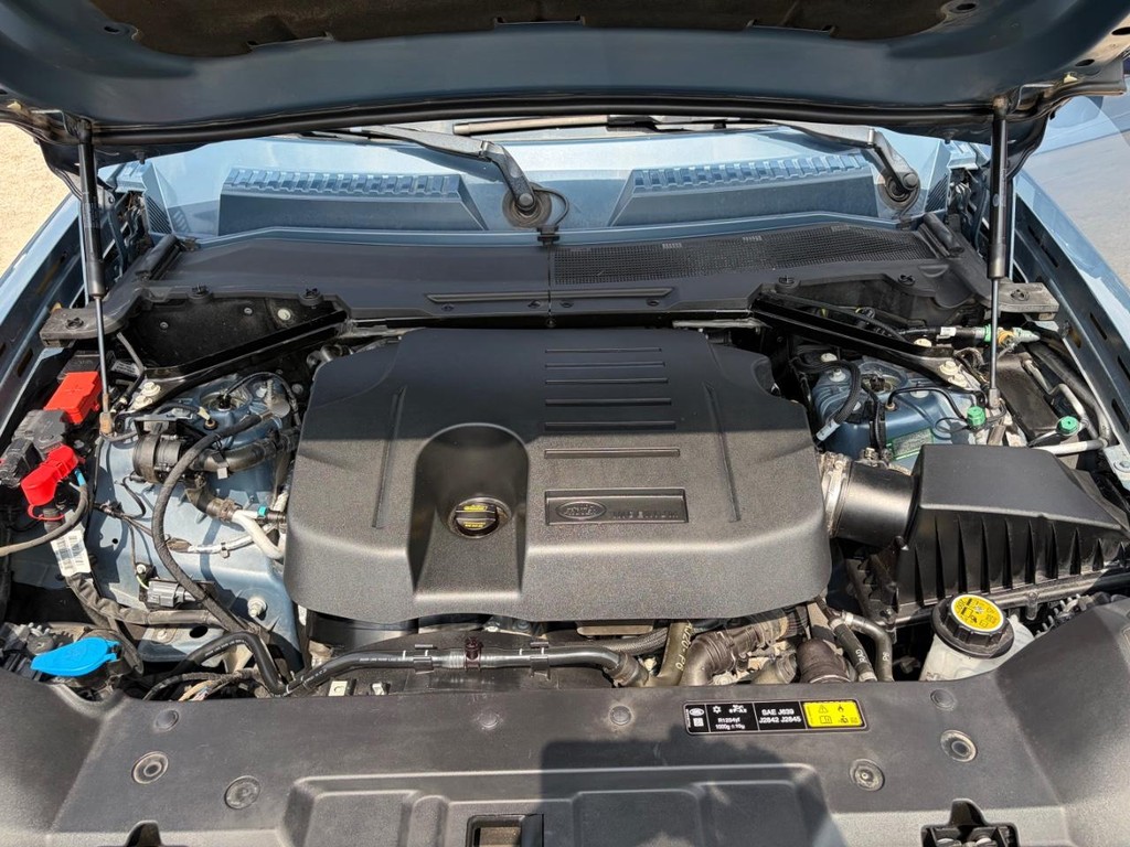 Land Rover Defender Vehicle Full-screen Gallery Image 29