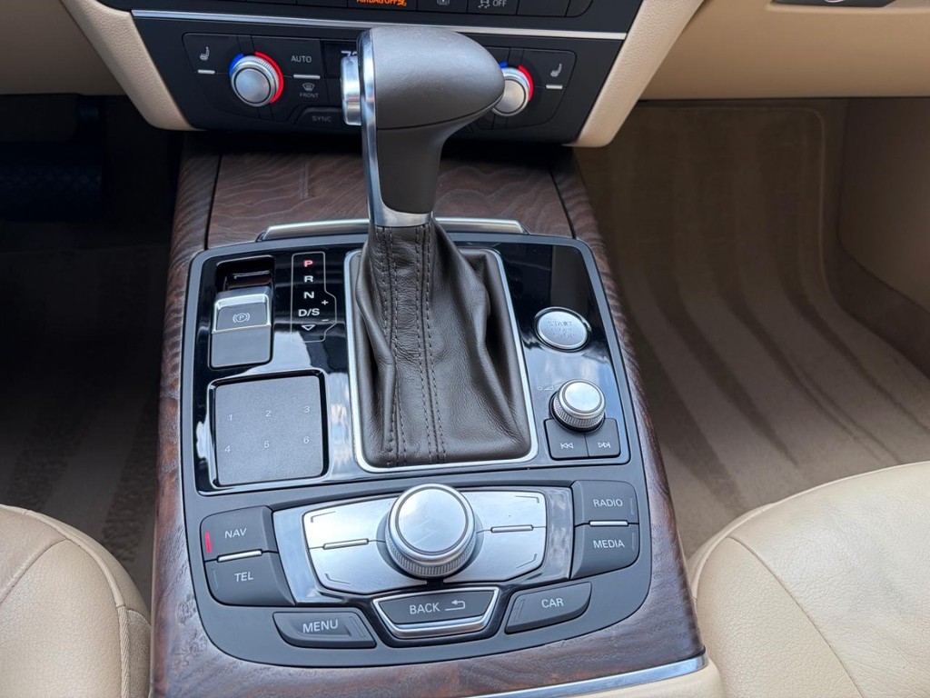 Audi A6 Vehicle Full-screen Gallery Image 25