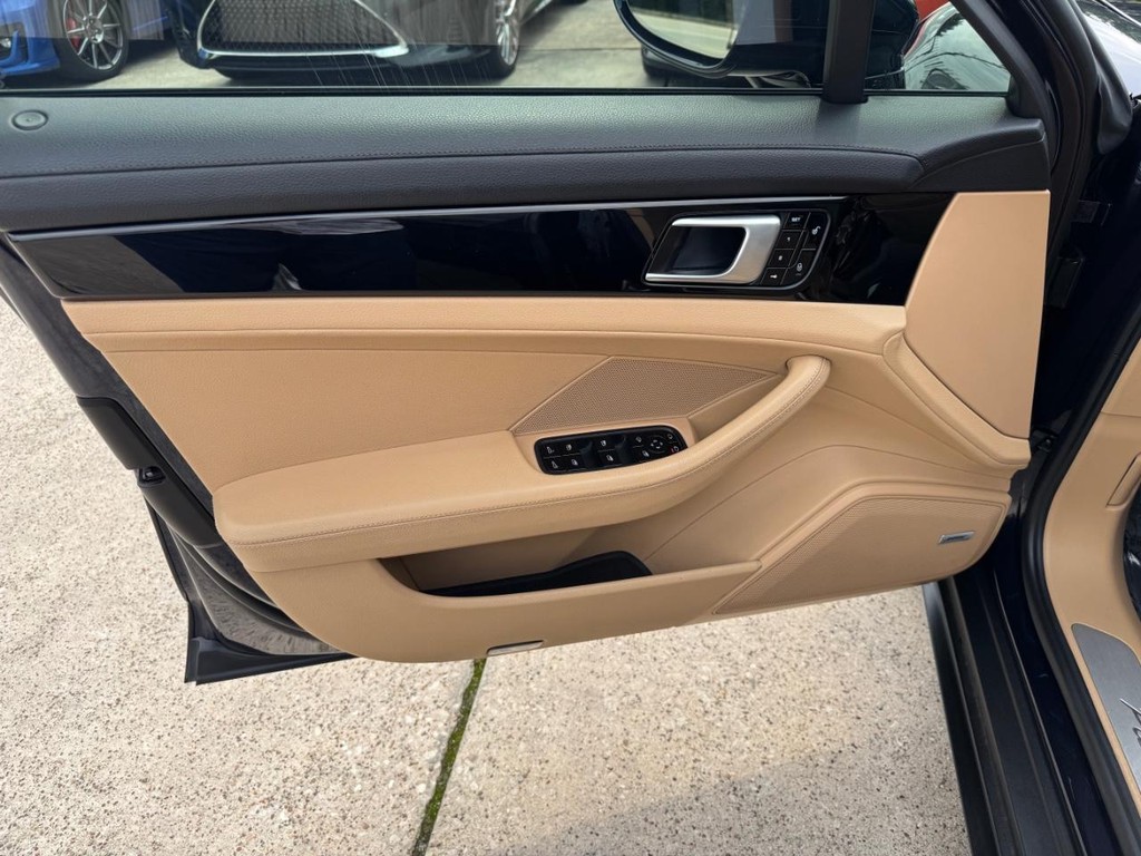 Porsche Panamera Vehicle Full-screen Gallery Image 12