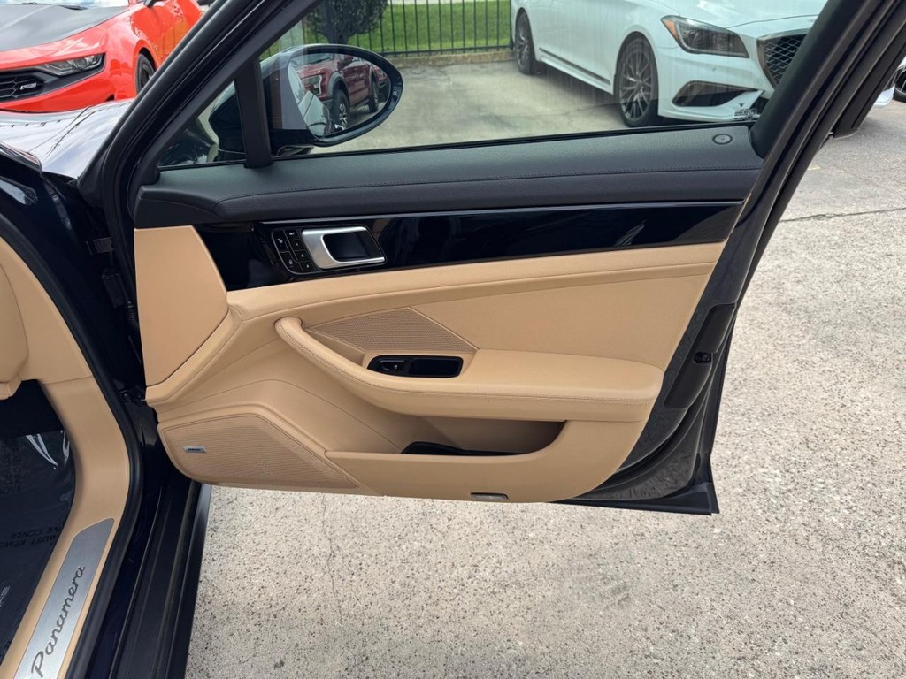 Porsche Panamera Vehicle Full-screen Gallery Image 15