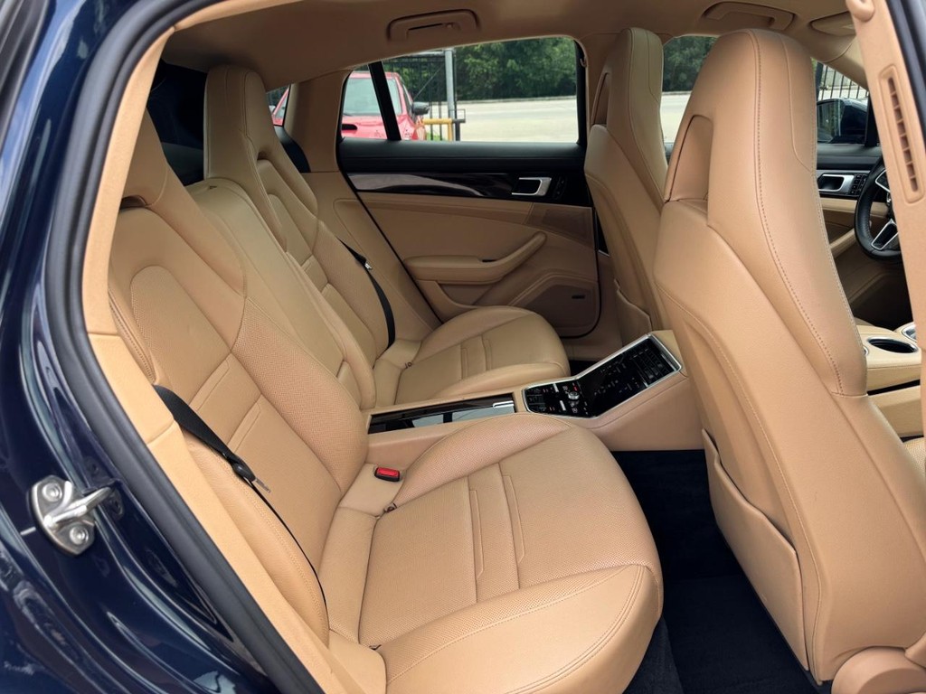 Porsche Panamera Vehicle Full-screen Gallery Image 16