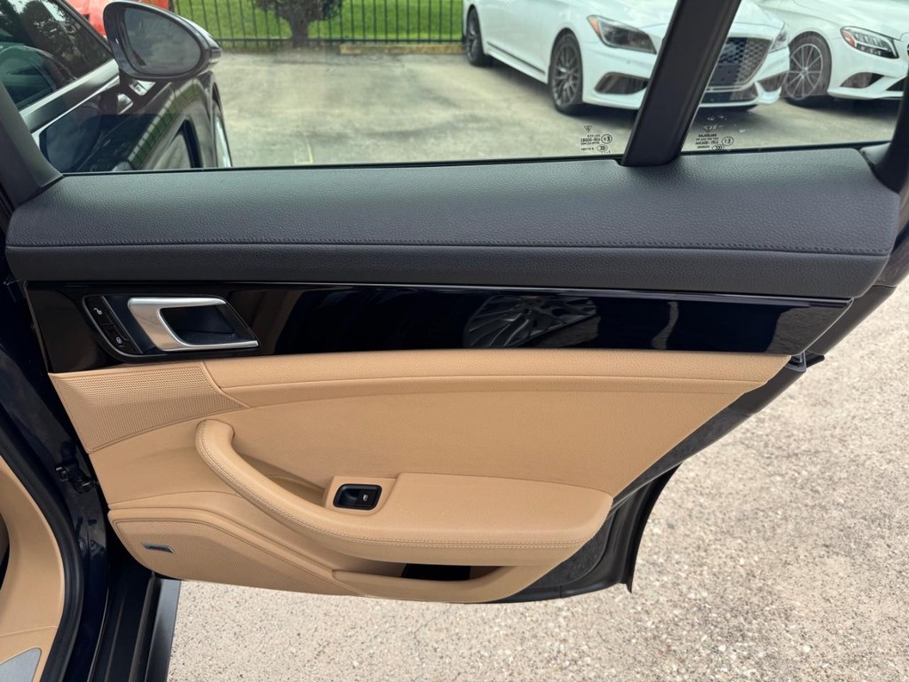 Porsche Panamera Vehicle Full-screen Gallery Image 17