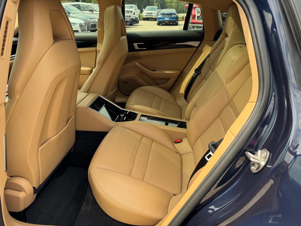Porsche Panamera Vehicle Full-screen Gallery Image 18
