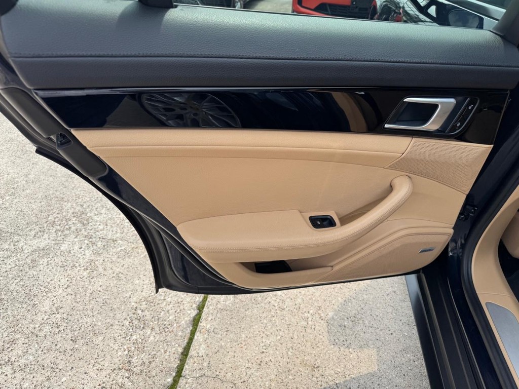 Porsche Panamera Vehicle Full-screen Gallery Image 19