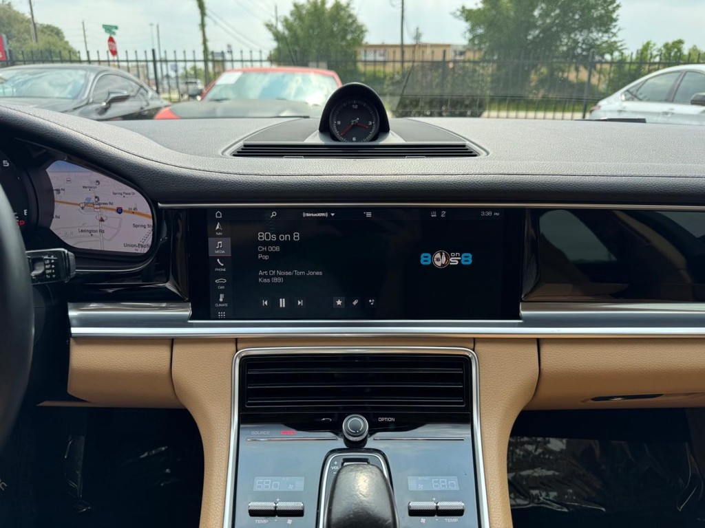 Porsche Panamera Vehicle Full-screen Gallery Image 22